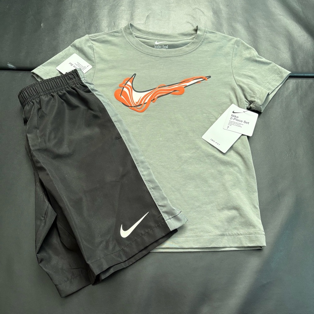 NWT Nike Athletic Set Boys Size 7